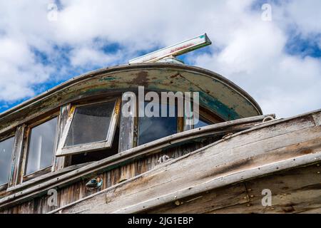 Dettaglio della cabina a bordo di una barca da pesca abbandonata traiata a Icy Strait Point in Alaska Foto Stock