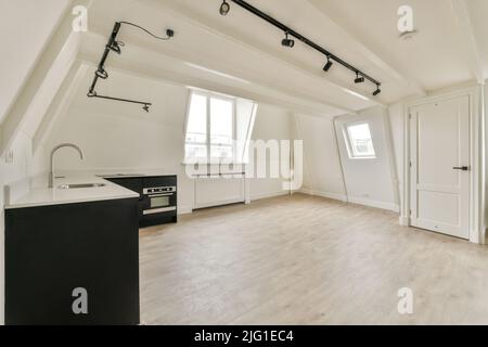 Una camera vuota in stile mansarda accogliente e spaziosa in una casa di lusso Foto Stock