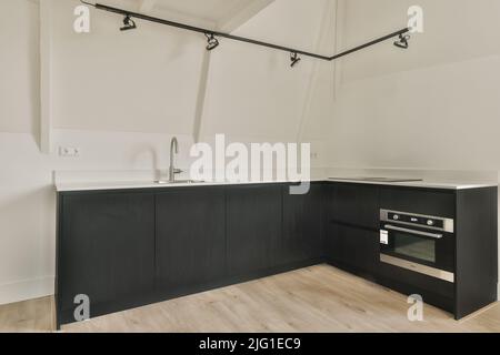 Una camera vuota in stile mansarda accogliente e spaziosa in una casa di lusso Foto Stock