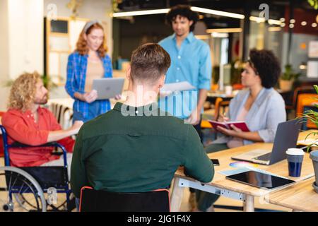 Donne d'affari multirazziali e donne d'affari che discutono la strategia di affari in riunione all'ufficio Foto Stock