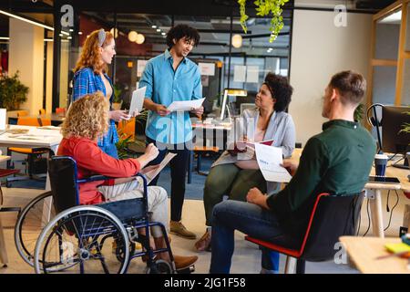 Donne d'affari multirazziali e donne d'affari che discutono di strategia in riunione all'ufficio Foto Stock