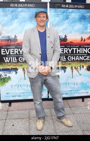 Berlino, Germania. 06th luglio 2022. Marten Persiel arriva alla prima del film 'Everything Will Change' al Filmtheater am Friedrichshain. Credit: Gerald Matzka/dpa/Alamy Live News Foto Stock