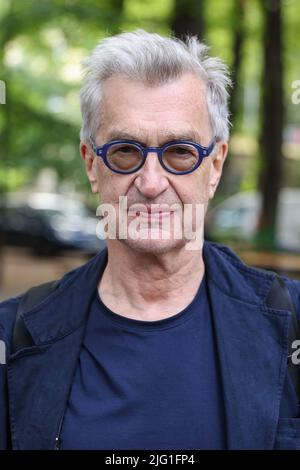 Berlino, Germania. 06th luglio 2022. WIM Wenders arriva alla prima del film 'Everything Will Change' al Filmtheater am Friedrichshain. Credit: Gerald Matzka/dpa/Alamy Live News Foto Stock