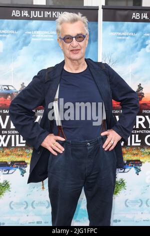 Berlino, Germania. 06th luglio 2022. WIM Wenders arriva alla prima del film 'Everything Will Change' al Filmtheater am Friedrichshain. Credit: Gerald Matzka/dpa/Alamy Live News Foto Stock