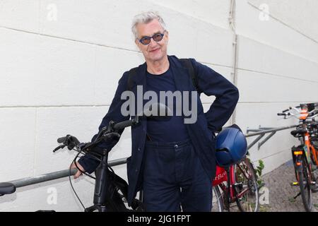 Berlino, Germania. 06th luglio 2022. WIM Wenders arriva alla prima del film 'Everything Will Change' al Filmtheater am Friedrichshain. Credit: Gerald Matzka/dpa/Alamy Live News Foto Stock