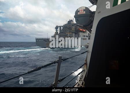 EAST CHINA SEA (26 giugno 2022) il cacciatorpediniere missilistico guidato di classe Burke di Arleigh USS Dewey (DDG 105) si avvicina alla nave da carico a secco di classe Lewis e Clark USNS Cesar Chavez (T-AKE-14) per un rifornimento in mare. Dewey è assegnato a Commander, Task Force 71/Destroyer Squadron (DESRON) 15, il più grande DESRON della Marina e la principale forza di superficie della flotta statunitense 7th. (STATI UNITI Foto Navy di Mass Communication Specialist 2nd Classe Samantha Oblander) Foto Stock