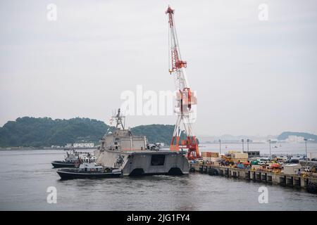 YOKOSUKA, Giappone (Jun. 21, 2022) la nave da combattimento litoranea variante Independence USS Charleston (LCS 18) arriva al comandante, Fleet Activities Yokosuka (CFAY). Charleston opera attualmente nell'area operativa della flotta degli Stati Uniti 7th. Per 75 anni, CFAY ha fornito, mantenuto e gestito strutture e servizi di base a supporto delle forze navali dispiegate in avanti della flotta degli Stati Uniti 7th, dei comandi degli inquilini e di migliaia di personale militare e civile e delle loro famiglie. (STATI UNITI Foto della Marina di MC1 Kaleb J. Sarten) Foto Stock