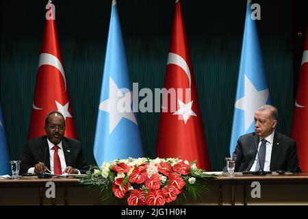 Ankara, Turchia. 6th luglio 2022. Il presidente turco Recep Tayyip Erdogan (R) e il presidente della Somalia Hassan Sheikh Mohamud partecipano ad una conferenza stampa congiunta tenutasi ad Ankara, in Turchia, il 6 luglio 2022. Il presidente turco Recep Erdogan si è incontrato mercoledì con il suo omologo somalo in visita, Hassan Sheikh Mohamud, nella capitale Ankara, per discutere della sicurezza regionale e degli aiuti umanitari al paese africano. Credit: Mustafa Kaya/Xinhua/Alamy Live News Foto Stock