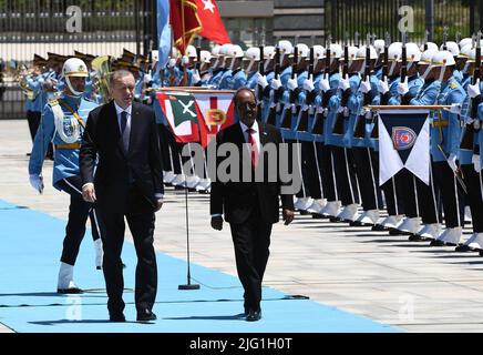 Ankara, Turchia. 6th luglio 2022. Il presidente turco Recep Tayyip Erdogan (L, fronte) accoglie il presidente della Somalia Hassan Sheikh Mohamud (R, fronte) ad Ankara, Turchia, il 6 luglio 2022. Il presidente turco Recep Erdogan si è incontrato mercoledì con il suo omologo somalo in visita, Hassan Sheikh Mohamud, nella capitale Ankara, per discutere della sicurezza regionale e degli aiuti umanitari al paese africano. Credit: Mustafa Kaya/Xinhua/Alamy Live News Foto Stock