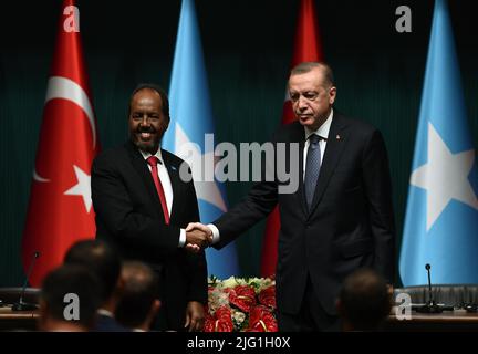 Ankara, Turchia. 6th luglio 2022. Il presidente turco Recep Tayyip Erdogan (R) e il presidente della Somalia Hassan Sheikh Mohamud partecipano ad una conferenza stampa congiunta tenutasi ad Ankara, in Turchia, il 6 luglio 2022. Il presidente turco Recep Erdogan si è incontrato mercoledì con il suo omologo somalo in visita, Hassan Sheikh Mohamud, nella capitale Ankara, per discutere della sicurezza regionale e degli aiuti umanitari al paese africano. Credit: Mustafa Kaya/Xinhua/Alamy Live News Foto Stock