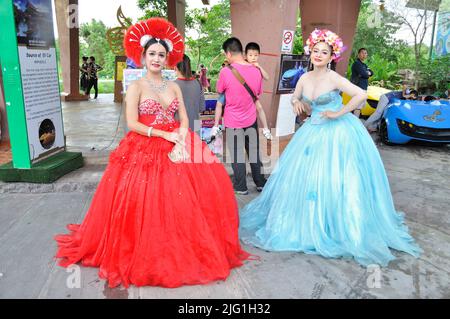 Le travestiti thailandesi (Kathoey) posano per le foto. Foto Stock