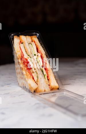 sandwich di toast con ripieno in una scatola di plastica. Foto Stock