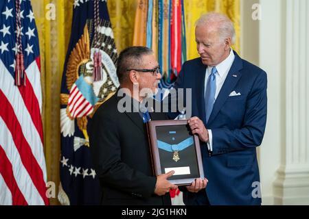 Washington, Stati Uniti d'America. 05th luglio 2022. Washington, Stati Uniti d'America. 05 luglio 2022. John Kaneshiro, a sinistra, accetta la Medaglia d'onore del Presidente degli Stati Uniti Joe Biden, a destra, a nome del padre, staff Sgt. Edward Kaneshiro per le sue azioni durante la guerra del Vietnam in una cerimonia nella Sala Est della Casa Bianca, 5 luglio 2022 a Washington, DC Credit: Adam Schultz/Casa Bianca Foto/Alamy Live News Foto Stock