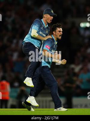 Jordan Thompson (a destra) dello Yorkshire festeggia il lancio di Sunil Narine durante la partita di quarti di finale Vitality Blast T20 all'Oval di Londra. Data foto: Mercoledì 6 luglio 2022. Foto Stock