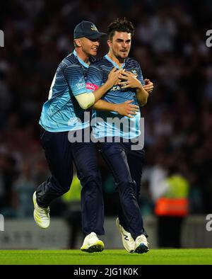 Jordan Thompson (a destra) dello Yorkshire festeggia il lancio di Sunil Narine durante la partita di quarti di finale Vitality Blast T20 all'Oval di Londra. Data foto: Mercoledì 6 luglio 2022. Foto Stock