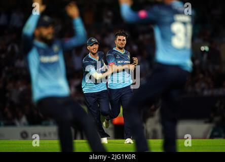 Jordan Thompson (a destra) dello Yorkshire festeggia il lancio di Sunil Narine durante la partita di quarti di finale Vitality Blast T20 all'Oval di Londra. Data foto: Mercoledì 6 luglio 2022. Foto Stock