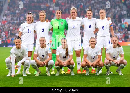 Canapa Lauren Inghilterra (in alto a sinistra), Rachel Daly, Mary Earps, Millie Bright, Ellen White, Leah Williamson, Lucy Bronze, Beth Mead, Fran Kirby, Georgia Stanway e Keira Walsh davanti alla UEFA Women's Euro 2022 Group A Match a Old Trafford, Manchester. Data foto: Mercoledì 6 luglio 2022. Foto Stock