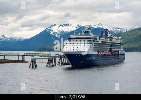 Hoonah, AK - 7 giugno 2022: Nave da crociera Millenium celebrità ancorata a Icy Strait Point Alaska Foto Stock