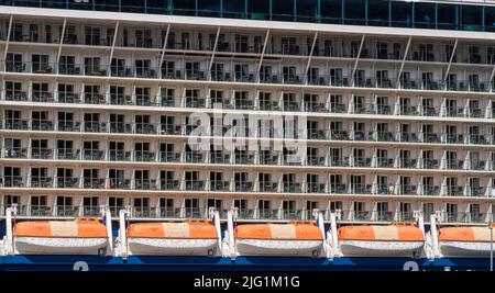 Hoonah, AK - 7 Giugno 2022: Windows of Cabins su Celebrity Eclipse nave da crociera ormeggiata in Alaska Foto Stock