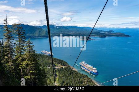 Hoonah, AK - 7 giugno 2022: Le navi da crociera Celebrity Millenium ed Eclipse sono ormeggiate a Icy Strait Point Alaska Foto Stock