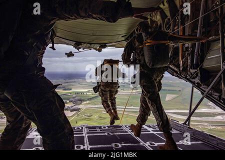 Francia. 9th giugno 2022. I membri del servizio di operazioni speciali dell'esercito degli Stati Uniti che consistono del comando di operazioni speciali degli Stati Uniti Europa, del comando di operazioni speciali degli Stati Uniti Africa e del gruppo delle forze speciali 1-10 saltano dalla rampa di un aereo della protezione nazionale dell'Ohio Air C-130 durante un'operazione di linea statica aerea sopra le Mont Saint Michel, Francia, 9 giugno 2022. Questa operazione aerea viene in collaborazione con forze alleate francesi e statunitensi per rafforzare forti legami e una chiara comunicazione tra gli alleati della NATO. Credit: Hannah Hawkins/U.S. Army/ZUMA Press Wire Service/ZUMAPRESS.com/Alamy Live News Foto Stock