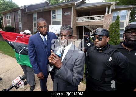 Raleigh, Carolina del Nord, Stati Uniti. 6th luglio 2022. L'attivista dei diritti civili nazionali, JOHN C. BARNET, c, parla come attivisti e membri dell'originale Black Panther Party, radunato nell'ultimo discorso noto di Carolyn Bryant Donham, chiedendo il suo arresto in relazione alla morte di Emmett Till. Donham, precedentemente conosciuta come la sig.ra Roy Bryant è riferito per essere vivente nella sede di Raleigh, NC. Nel 1955, accusò Emmett Till di 14 anni di fischiare contro di lei, portando al suo rapimento e omicidio. Il mandato d'arresto originale per Donham è stato recentemente trovato nel seminterrato di un tribunale del Mississippi. Till' Foto Stock