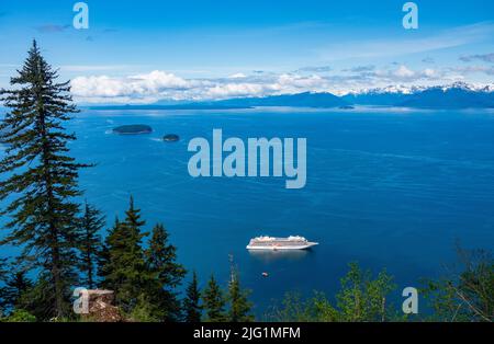 Hoonah, AK - 7 giugno 2022: Nave da crociera Viking Orion ancorata a Icy Strait Point Alaska con gare passeggeri Foto Stock