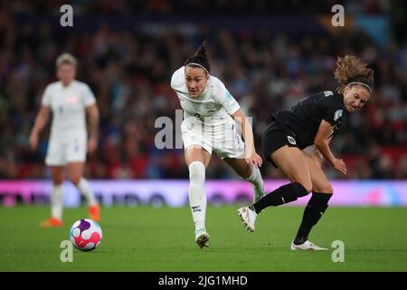 MANCHESTER, REGNO UNITO. LUGLIO 6th Lucy Bronze d'Inghilterra batte Katharina Naschenweng d'Austria durante la partita di apertura UEFA Women's Euro 2022 nel Gruppo A tra Inghilterra e Austria a Old Trafford, Manchester mercoledì 6th luglio 2022. (Credit: Pat Scaasi | MI News) Credit: MI News & Sport /Alamy Live News Foto Stock