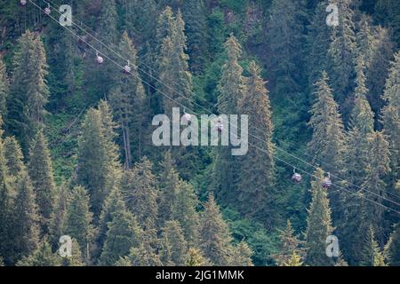 Hoonah, AK - 7 Giugno 2022: Nuovo giro in funivia alla cima della montagna a Icy Strait Point Alaska Foto Stock