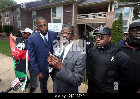 Raleigh, Carolina del Nord, Stati Uniti. 6th luglio 2022. L'attivista dei diritti civili nazionali, JOHN C. BARNET, c, parla come attivisti e membri dell'originale Black Panther Party, radunato nell'ultimo discorso noto di Carolyn Bryant Donham, chiedendo il suo arresto in relazione alla morte di Emmett Till. Donham, precedentemente conosciuta come la sig.ra Roy Bryant è riferito per essere vivente nella sede di Raleigh, NC. Nel 1955, accusò Emmett Till di 14 anni di fischiare contro di lei, portando al suo rapimento e omicidio. Il mandato d'arresto originale per Donham è stato recentemente trovato nel seminterrato di un tribunale del Mississippi. Till' Foto Stock