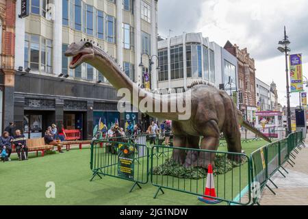 Un dinosauro diplodocus a scala completa, parte del Leeds Jurassic Trail nel centro di Leeds, West Yorkshire, Regno Unito. Foto Stock