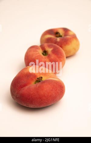 Pesche di ciambella davanti ad uno sfondo bianco giallastro Foto Stock