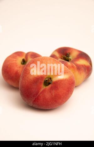 Pesche di ciambella davanti ad uno sfondo bianco giallastro Foto Stock