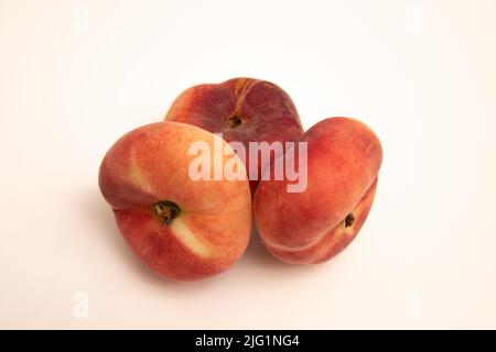 Pesche di ciambella davanti ad uno sfondo bianco giallastro Foto Stock