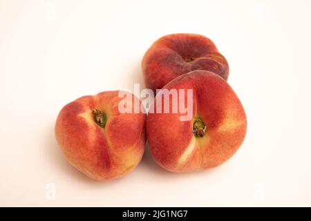 Pesche di ciambella davanti ad uno sfondo bianco giallastro Foto Stock