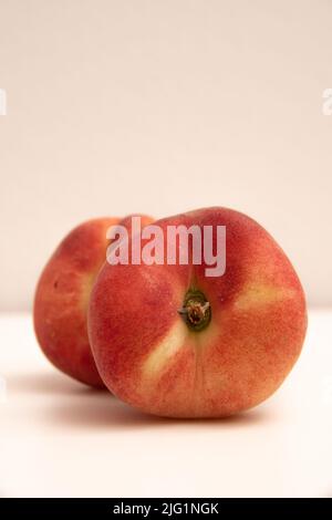 Pesche di ciambella davanti ad uno sfondo bianco giallastro Foto Stock