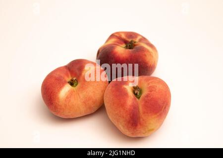 Pesche di ciambella davanti ad uno sfondo bianco giallastro Foto Stock