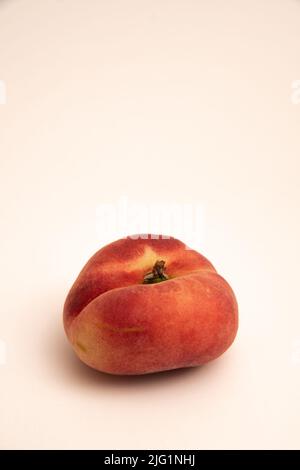 Pesche di ciambella davanti ad uno sfondo bianco giallastro Foto Stock