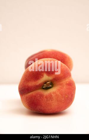 Pesche di ciambella davanti ad uno sfondo bianco giallastro Foto Stock