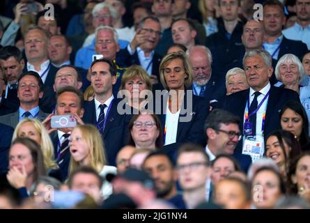 Servet Yardimci (a destra), il direttore esecutivo della fa, Mark Bullingham (al centro a sinistra) e Nigel Huddleston MP, ministro del turismo, dello sport, dei giochi del Commonwealth, del patrimonio, E la società civile, in piedi davanti alla UEFA Women's Euro 2022 Group A match a Old Trafford, Manchester. Data foto: Mercoledì 6 luglio 2022. Foto Stock