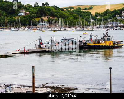 Da Dartmouth a Kingswear rimorchiatore guidato traghetto inferiore in arrivo a Dartmouth Slip Foto Stock