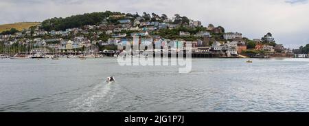 Vista panoramica sul fiume Dart da Dartmouth, Devon, Regno Unito al porto turistico e alle case dai colori vivaci di Kingswear Foto Stock