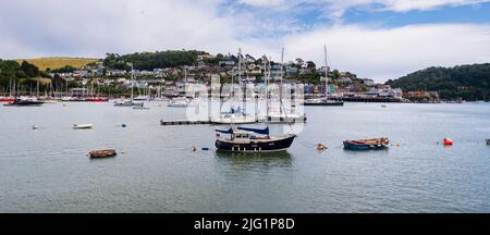 Vista panoramica sul fiume Dart da Dartmouth, Devon, Regno Unito al porto turistico e alle case dai colori vivaci di Kingswear Foto Stock