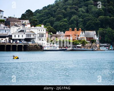 Tug guidato traghetto per auto inferiori e Dartmouth Princess traghetto passeggeri a Kingswear per il viaggio attraverso il fiume Dart a Dartmouth, Devon, Regno Unito Foto Stock