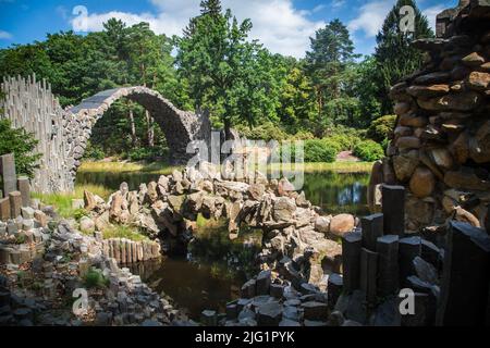 Rakotzbrücke (ponte di Rakotz) nel Parco di Azalea e Rhododendron Kromlau , Sassonia, Germania Foto Stock