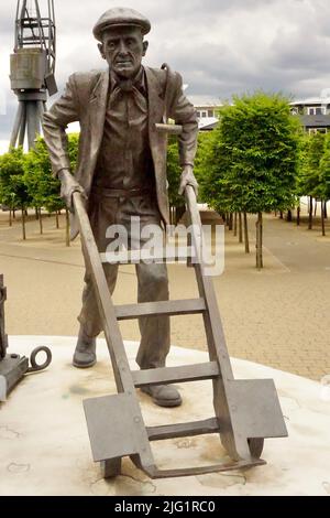 Statua dei portuali di fronte all'Excel London Convention Center Foto Stock