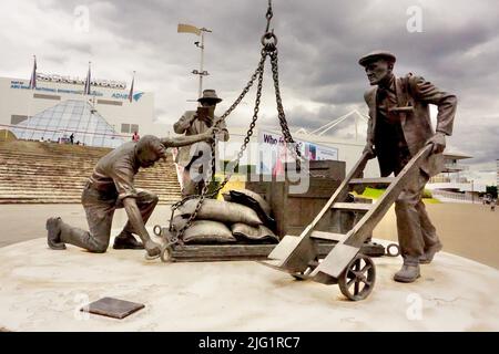 Statua dei portuali di fronte all'Excel London Convention Center Foto Stock