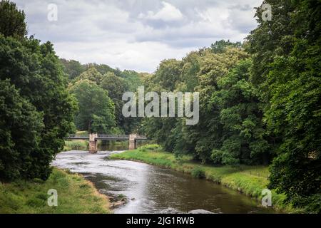 Bad Muskau parco, ponte sul fiume Lusaziano Neisse Foto Stock