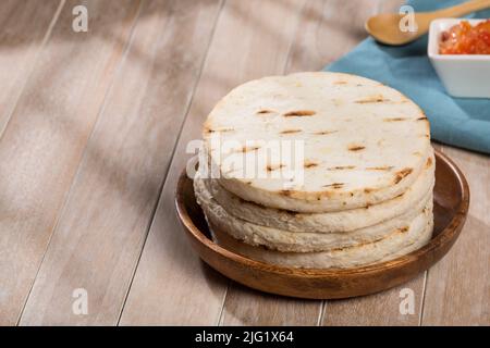 Arepas cibo tipico dell'America Latina - arepas di mais bianco. Foto Stock