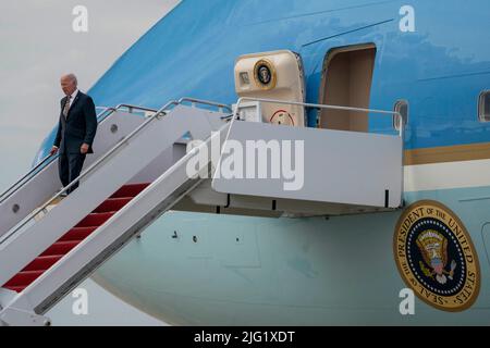 Il Presidente DEGLI STATI UNITI Joe Biden esce dall'Air Force One alla Joint base Andrews nel Maryland il 6 luglio 2022. Biden ha presentato osservazioni annunciando la regola finale che attua il programma di assistenza finanziaria speciale del piano di salvataggio americano a Cleveland, Ohio. Foto di Ken Cedeno/Pool/ABACAPRESS.COM Foto Stock